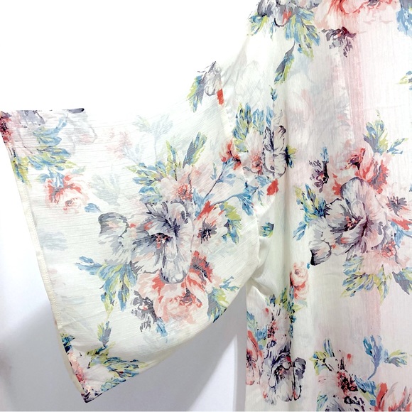 BOG Collective Women’s Floral Poncho - Picture 8 of 9